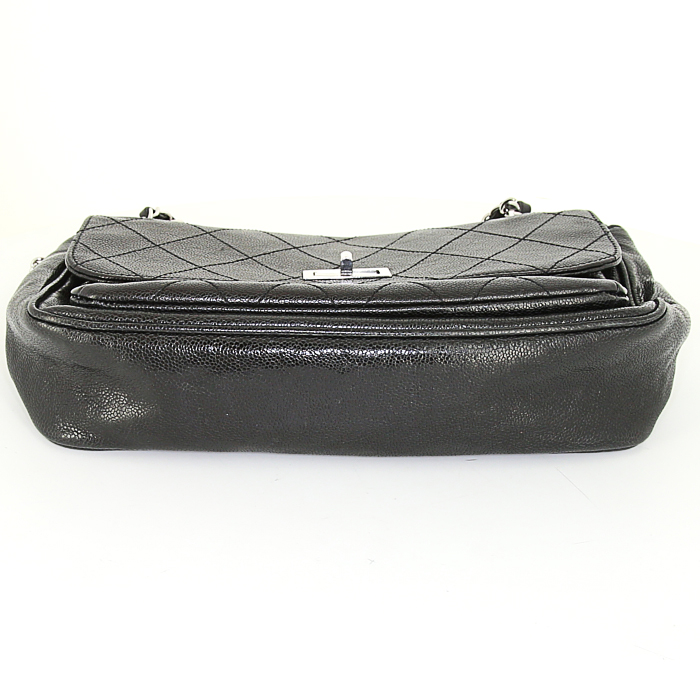Sac à main Chanel 2.55 en cuir grainé matelassé noir - Detail D4
