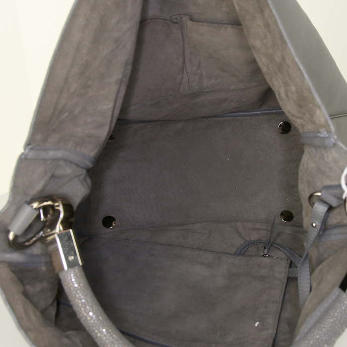 Bolso de mano Saint Laurent Roady en cuero gris - Detail D2