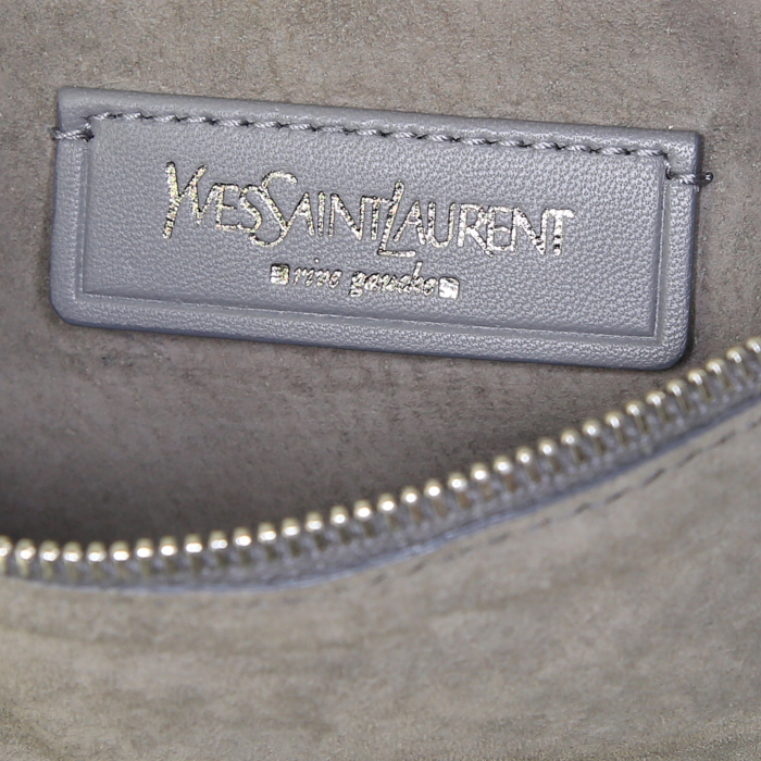 Bolso de mano Saint Laurent Roady en cuero gris - Detail D3