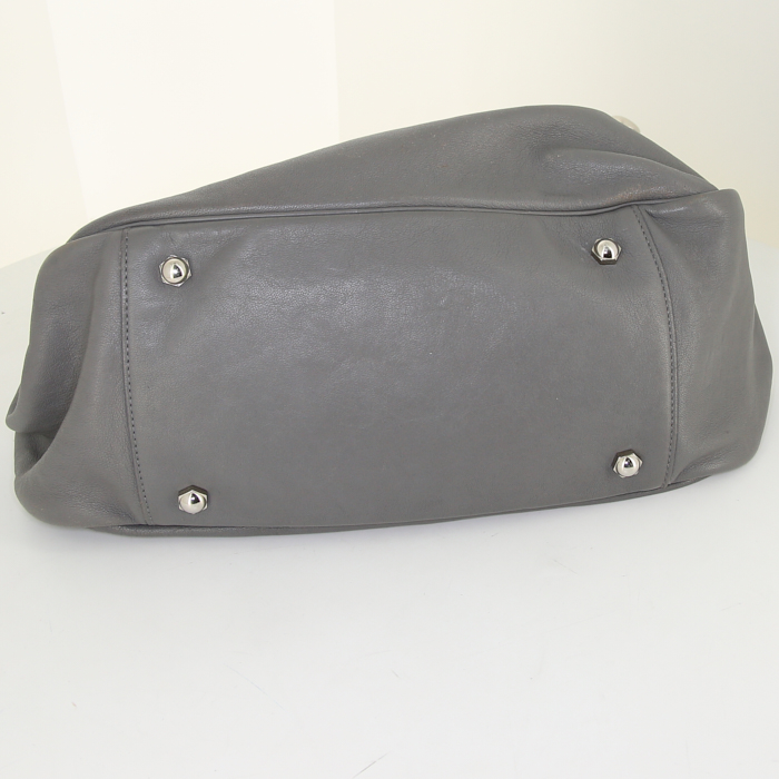 Bolso de mano Saint Laurent Roady en cuero gris - Detail D4