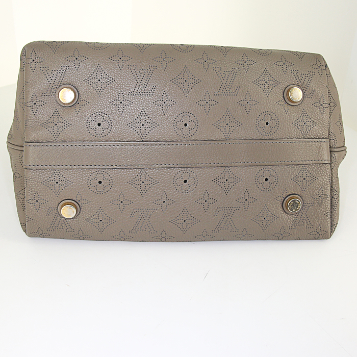 Bolso de mano Louis Vuitton Cirrus en cuero mahina color topo - Detail D4