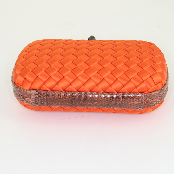 Pochette Bottega Veneta Knot en satin orange Poppy et serpent d'eau orange - Detail D4