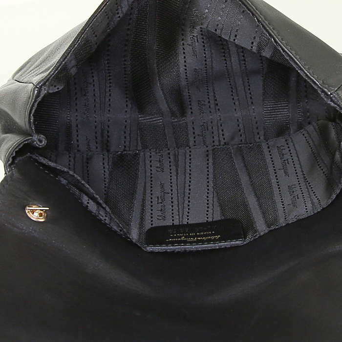 Borsa a tracolla Salvatore Ferragamo in pelle nera e pelle verniciata nera - Detail D2