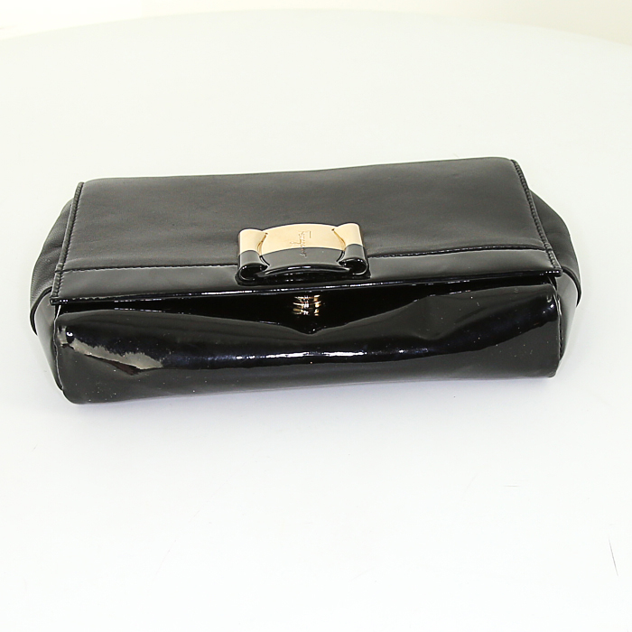 Borsa a tracolla Salvatore Ferragamo in pelle nera e pelle verniciata nera - Detail D4