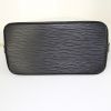 Bolso de mano Louis Vuitton Alma en cuero Epi negro - Detail D4 thumbnail