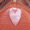 Bolso de mano Louis Vuitton Speedy 30 en cuero Epi color coñac - Detail D3 thumbnail