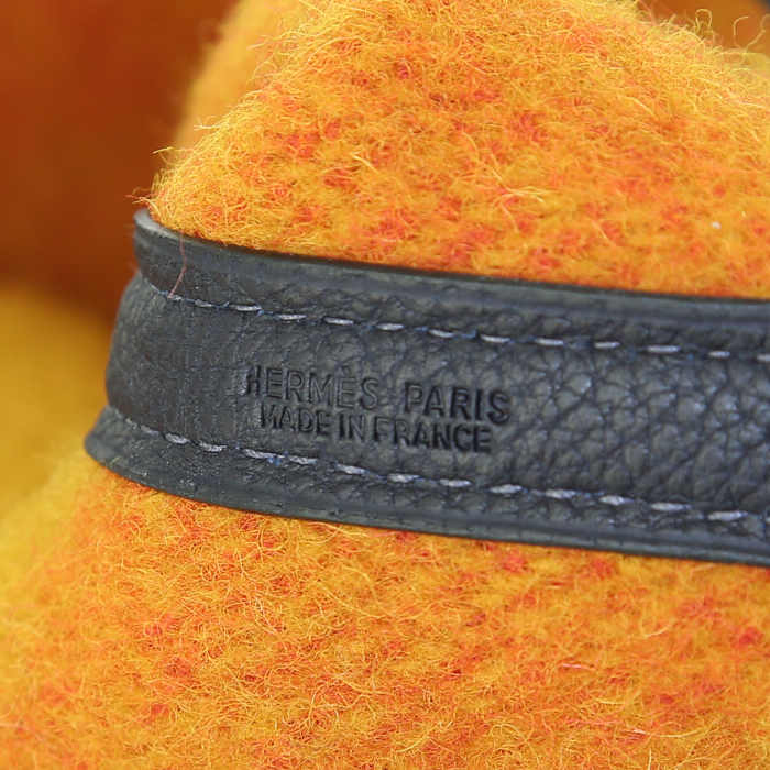 Bolso de fin de semana Hermes Garden en lona estampada con diseños amarilla, marrón y naranja y cuero taurillon clémence azul - Detail D3