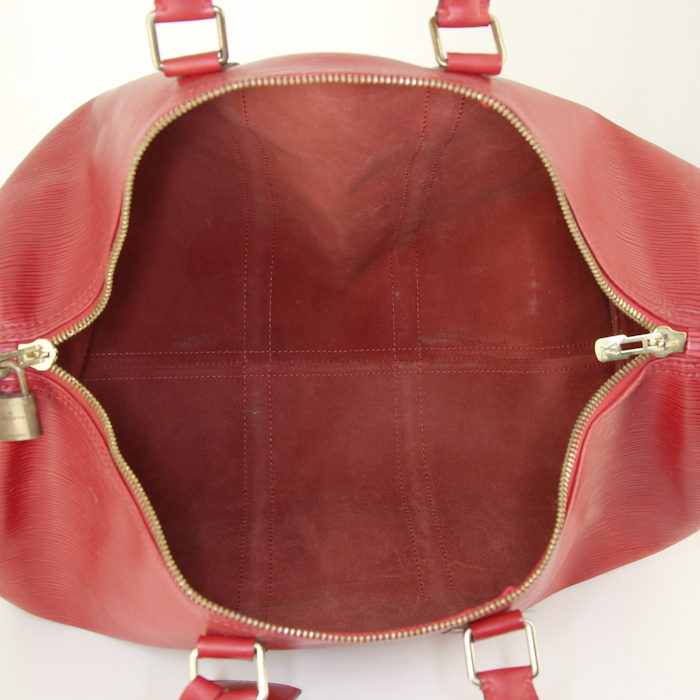 Sac de voyage Louis Vuitton Keepall 45 en cuir épi rouge - Detail D2
