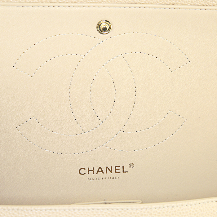 Sac à main Chanel Timeless jumbo en cuir grainé matelassé beige - Detail D4