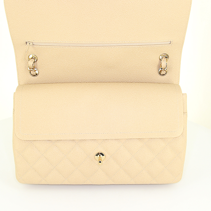 Bolso de mano Chanel Timeless jumbo en cuero granulado acolchado beige - Detail D5
