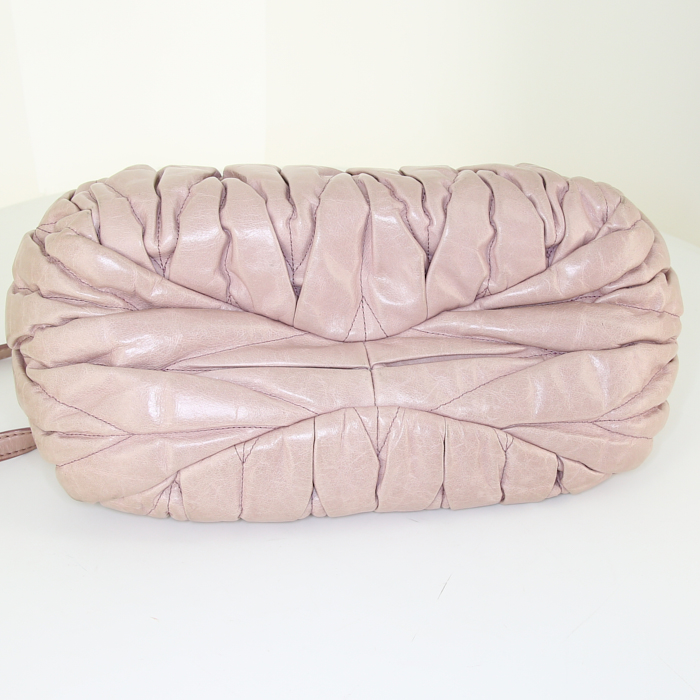Miu Miu Matelassé handbag mauve quilted leather - Detail D5
