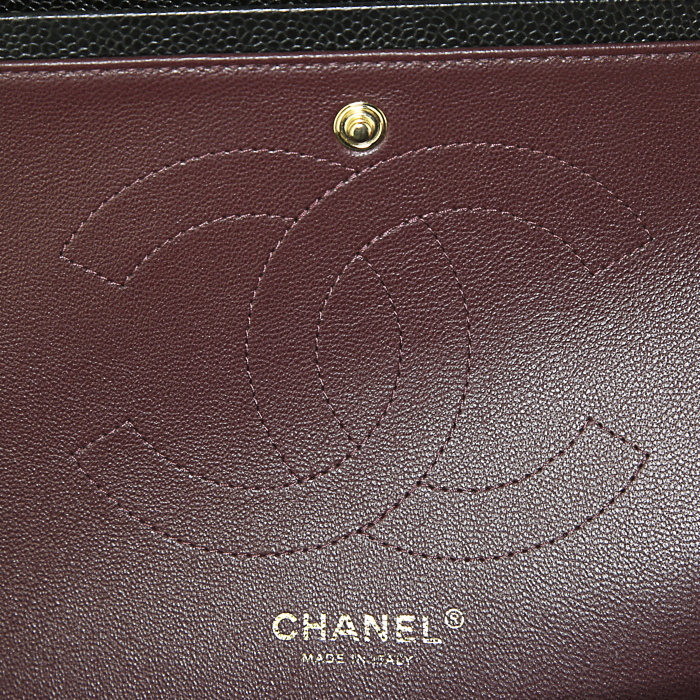 Bolso de mano Chanel Timeless jumbo en cuero granulado negro - Detail D4