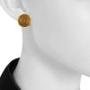 Paire de clips d'oreilles Zolotas en or jaune - Detail D1 thumbnail