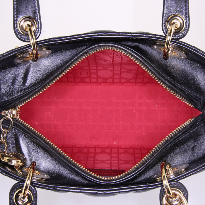 Sac à main Dior Lady Dior moyen modèle en cuir cannage noir - Detail D3