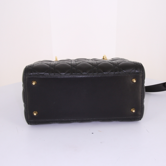 Sac à main Dior Lady Dior moyen modèle en cuir cannage noir - Detail D5
