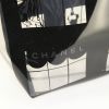 Shopping bag Chanel in resina trasparente e nera raffigurante una serie di personaggi - Detail D3 thumbnail