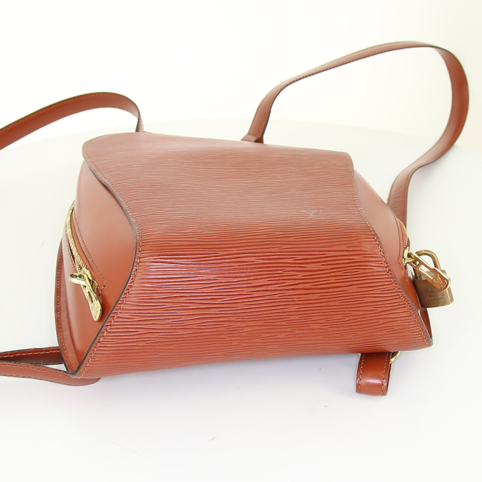 Sac à dos Louis Vuitton Mabillon en cuir épi marron - Detail D4