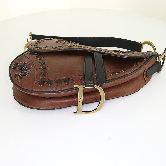 Bolso de mano Dior Saddle en cuero dos tonos color caramelo y marrón oscuro - Detail D4