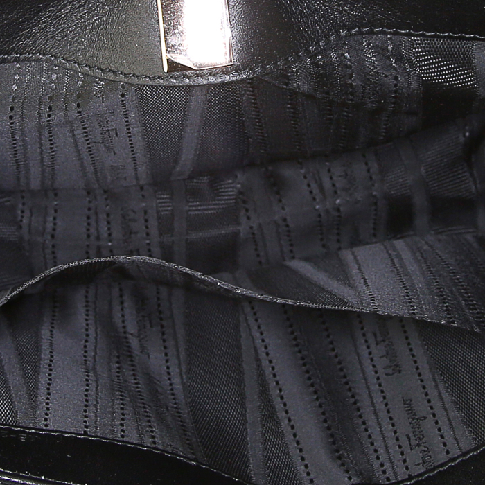 Sac à main Salvatore Ferragamo Vara en cuir verni noir - Detail D2