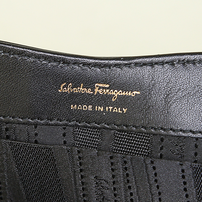 Sac à main Salvatore Ferragamo Vara en cuir verni noir - Detail D3