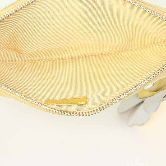 Bolsito de mano Chanel en ante beige y charol amarillo - Detail D2