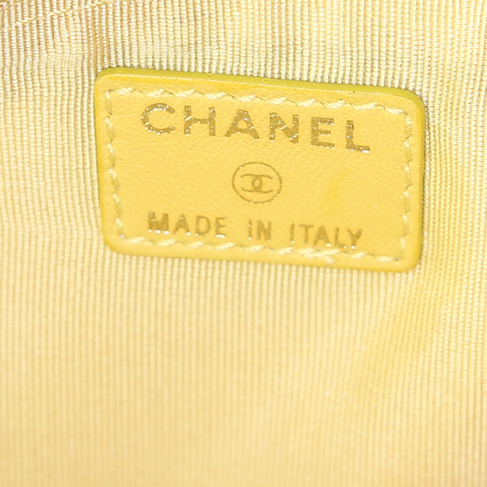 Bolsito de mano Chanel en ante beige y charol amarillo - Detail D3