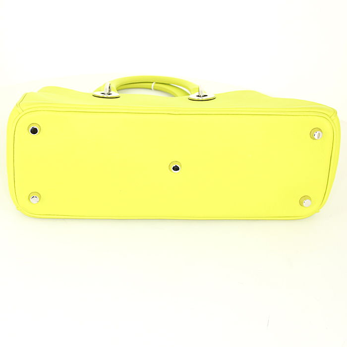 Sac à main Dior Diorissimo moyen modèle en cuir jaune - Detail D5