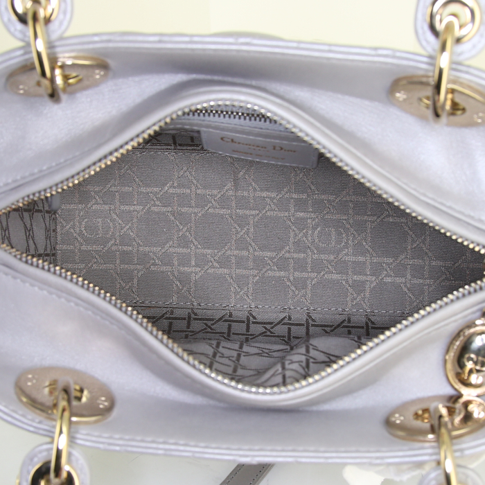 Dior Lady Dior medium model handbag in grey pearl leather cannage - Detail D3