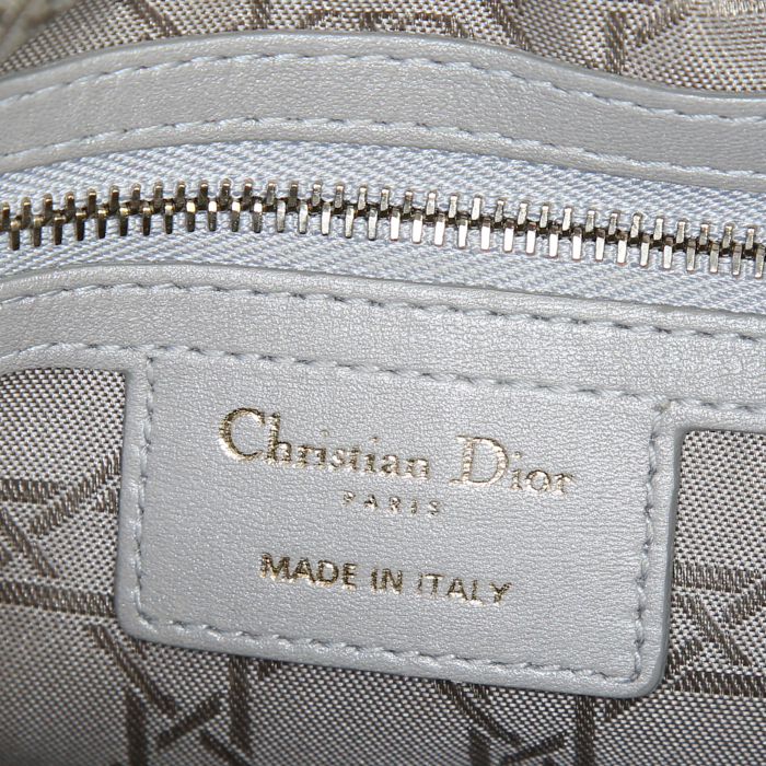 Bolso de mano Dior Lady Dior modelo mediano en cuero cannage gris perla - Detail D4