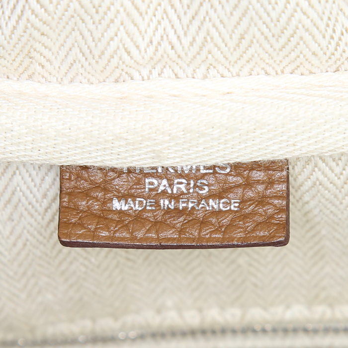 Hermes Victoria handbag in brown togo leather - Detail D3