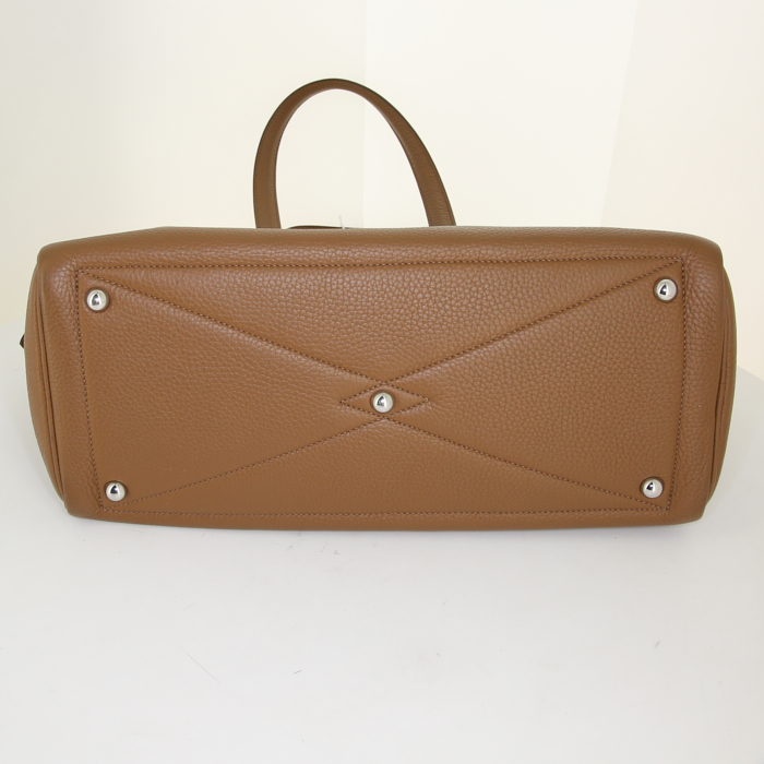 Sac à main Hermes Victoria en cuir togo marron - Detail D4