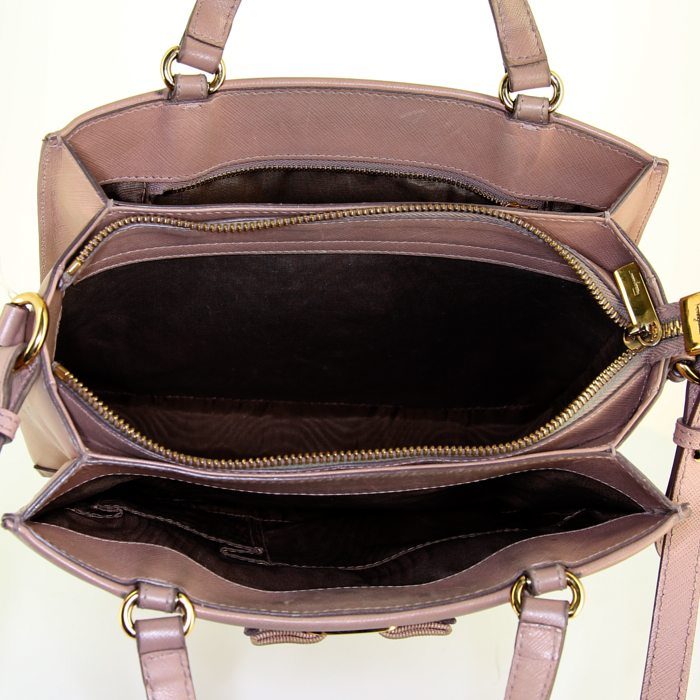 Sac à main Salvatore Ferragamo Vara en cuir saffiano rose-poudre - Detail D3