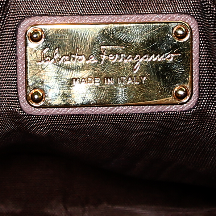 Sac à main Salvatore Ferragamo Vara en cuir saffiano rose-poudre - Detail D4