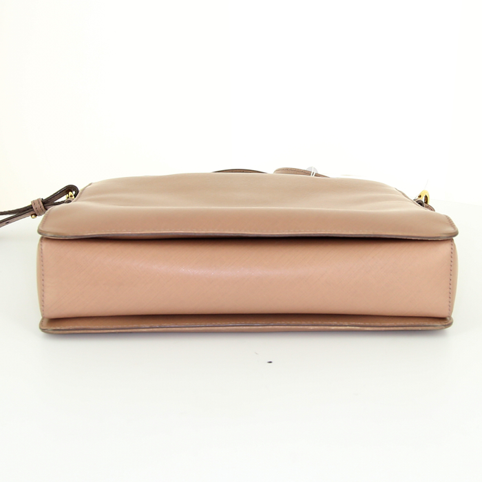 Sac à main Salvatore Ferragamo Vara en cuir saffiano rose-poudre - Detail D5