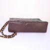 Bolso de mano Chanel Timeless jumbo en cuero acolchado marrón - Detail D5 thumbnail