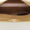 Bolso de mano Chanel East West en cuero acolchado beige - Detail D2 thumbnail