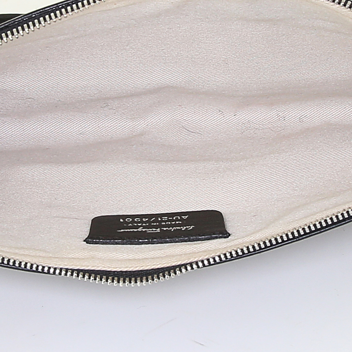 Pochette Salvatore Ferragamo en cuir noir - Detail D2