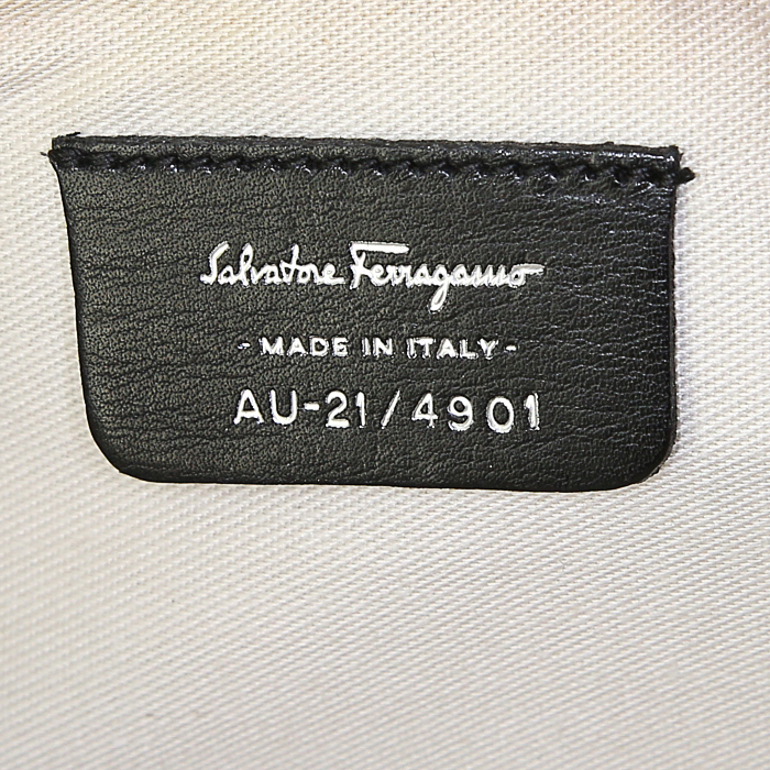 Salvatore Ferragamo pouch in black leather - Detail D3