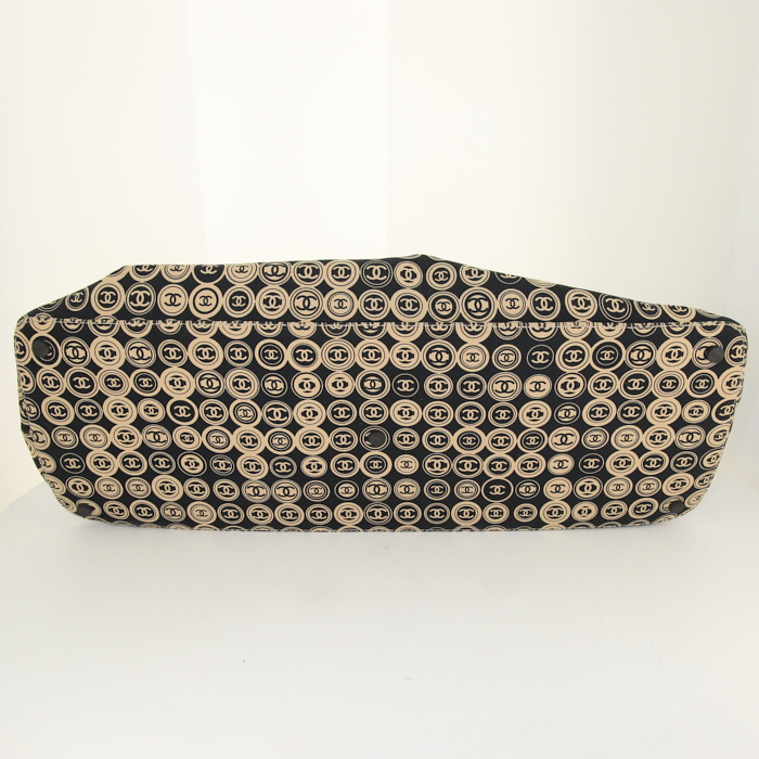 Sac cabas Chanel Grand Shopping en toile monogram bicolore noire et beige et cuir noir - Detail D4