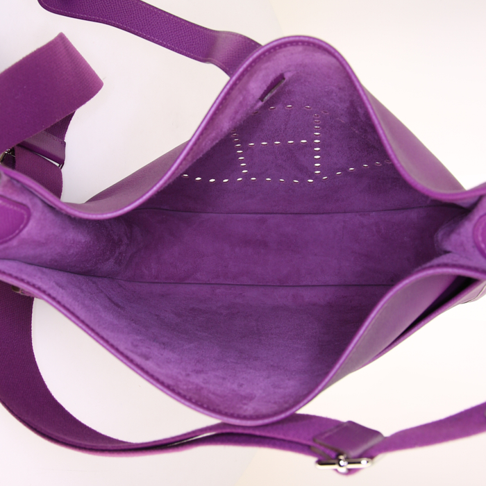Borsa a tracolla Hermès Evelyne modello grande in pelle Epsom viola Anemone - Detail D2