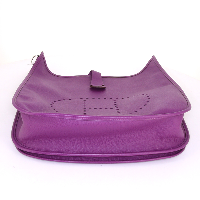 Borsa a tracolla Hermès Evelyne modello grande in pelle Epsom viola Anemone - Detail D4