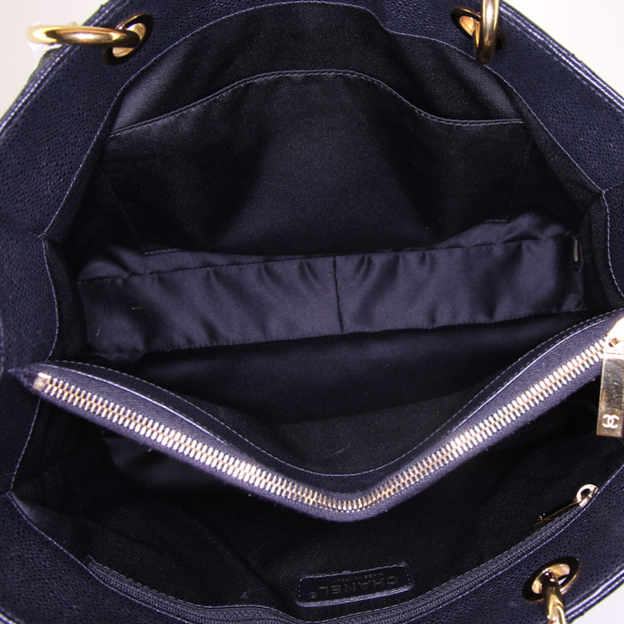 Bolso para llevar al hombro o en la mano Chanel Shopping GST en cuero granulado acolchado negro - Detail D2