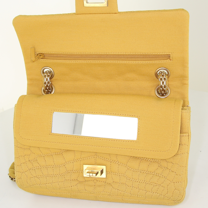 Borsa Chanel 2.55 in tela jersey giallo zafferano simil coccodrillo - Detail D3