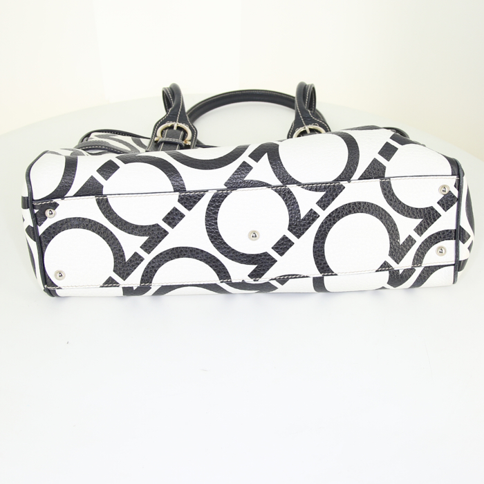 Sac à main Salvatore Ferragamo en cuir bicolore blanc et noir et cuir bleu-nuit - Detail D4