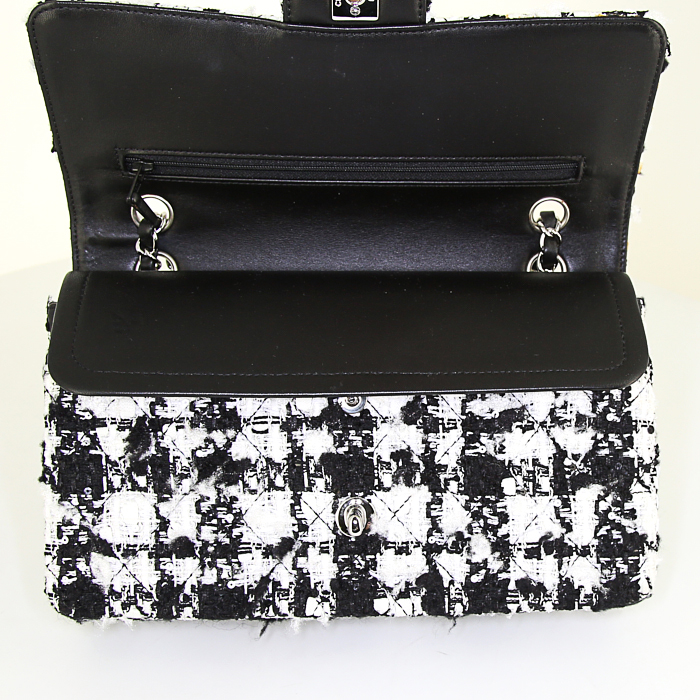 Bolso de mano Chanel Timeless en tweed negro y blanco - Detail D3