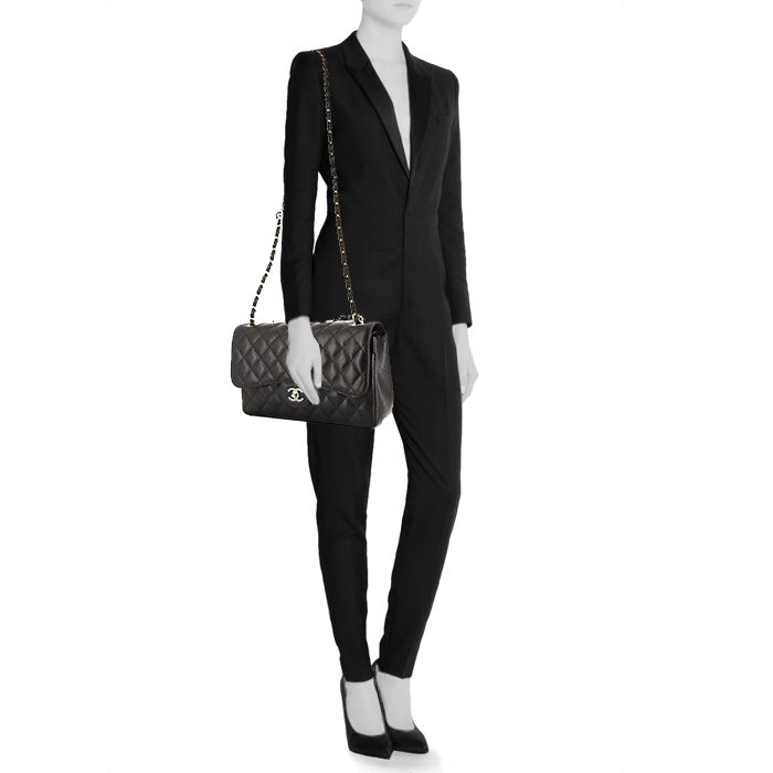 Bolso de mano Chanel Timeless jumbo en cuero granulado acolchado negro - Detail D2