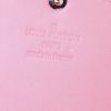 Portafogli Louis Vuitton Sarah in pelle verniciata monogram bicolore corallo e rosa salmone - Detail D3 thumbnail