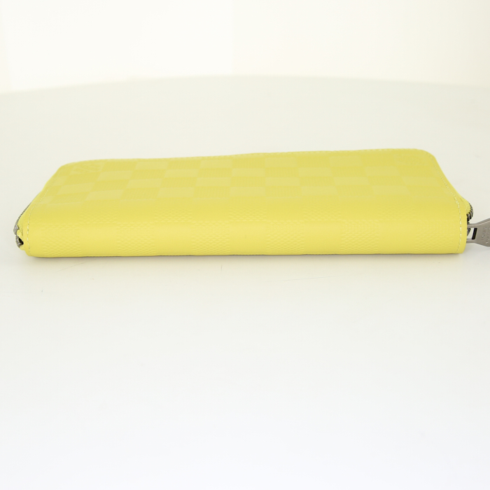 Billetera Louis Vuitton Zippy en cuero amarillo - Detail D4