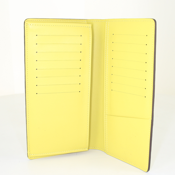 Louis Vuitton wallet in yellow leather - Detail D2