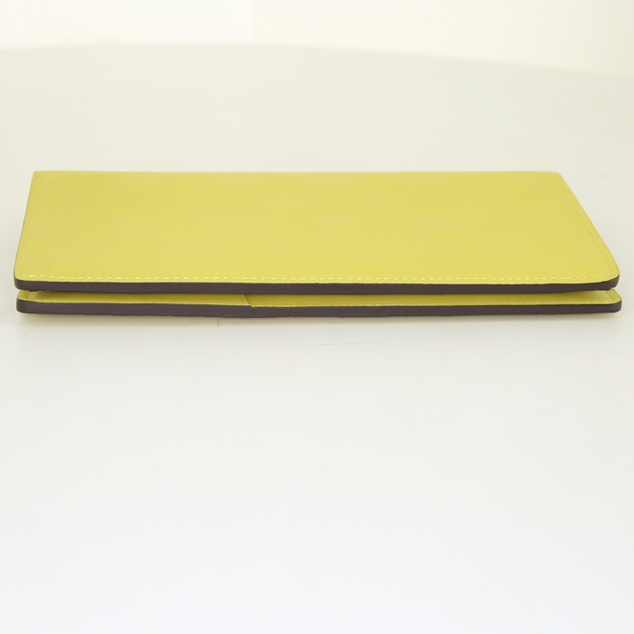 Louis Vuitton wallet in yellow leather - Detail D4